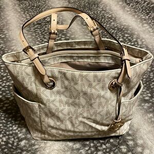 Exactly what you see in the pictures